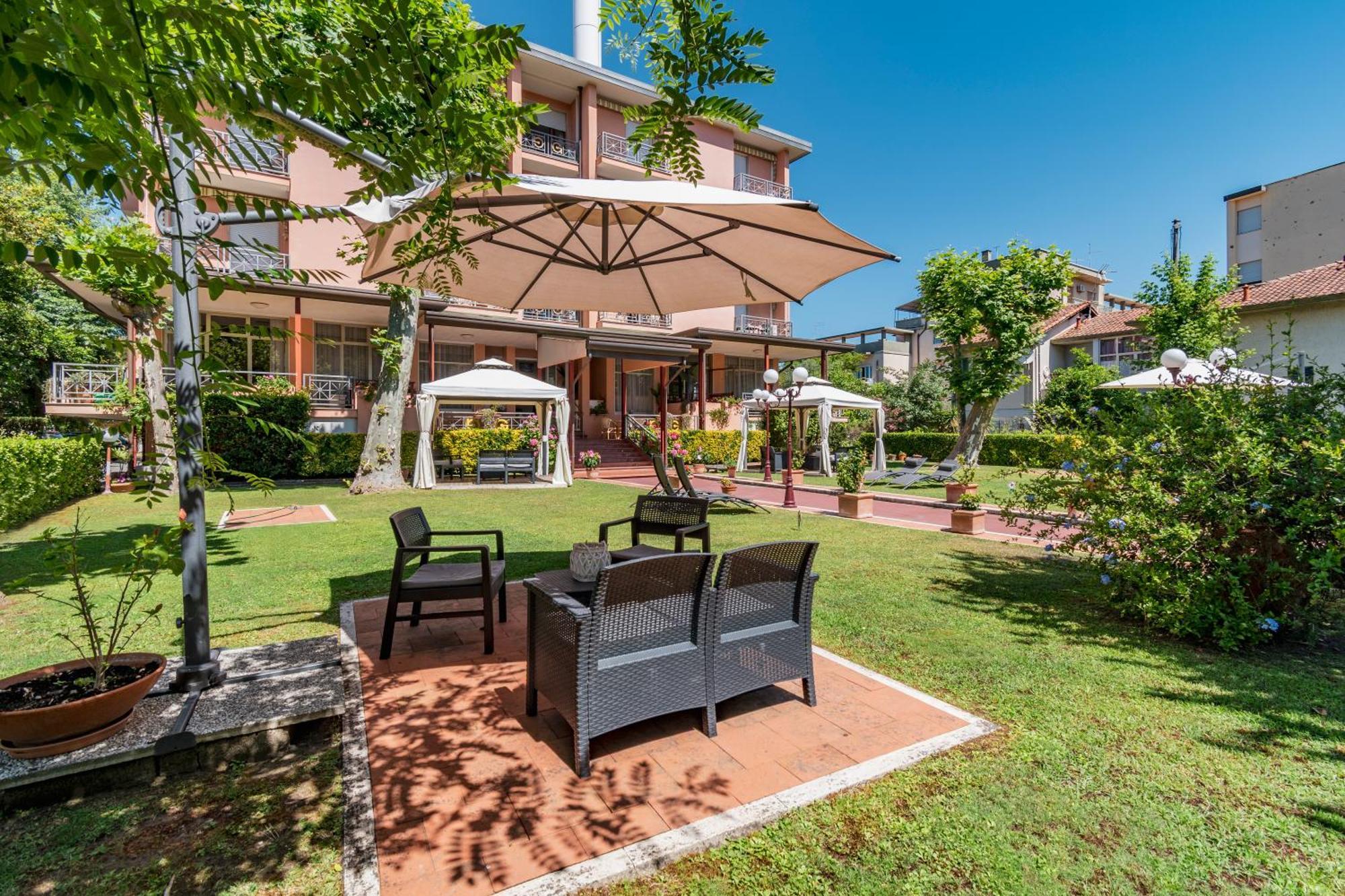 Hotel Gabrini Marina di Massa Εξωτερικό φωτογραφία