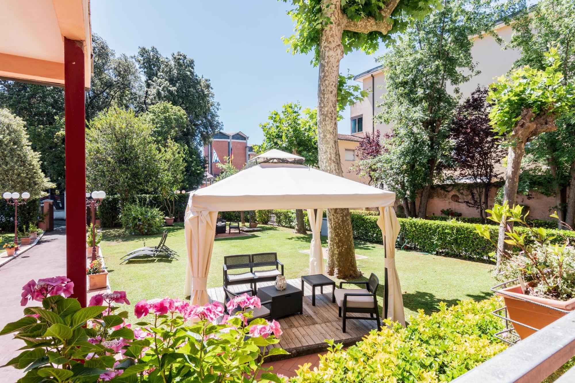 Hotel Gabrini Marina di Massa Εξωτερικό φωτογραφία