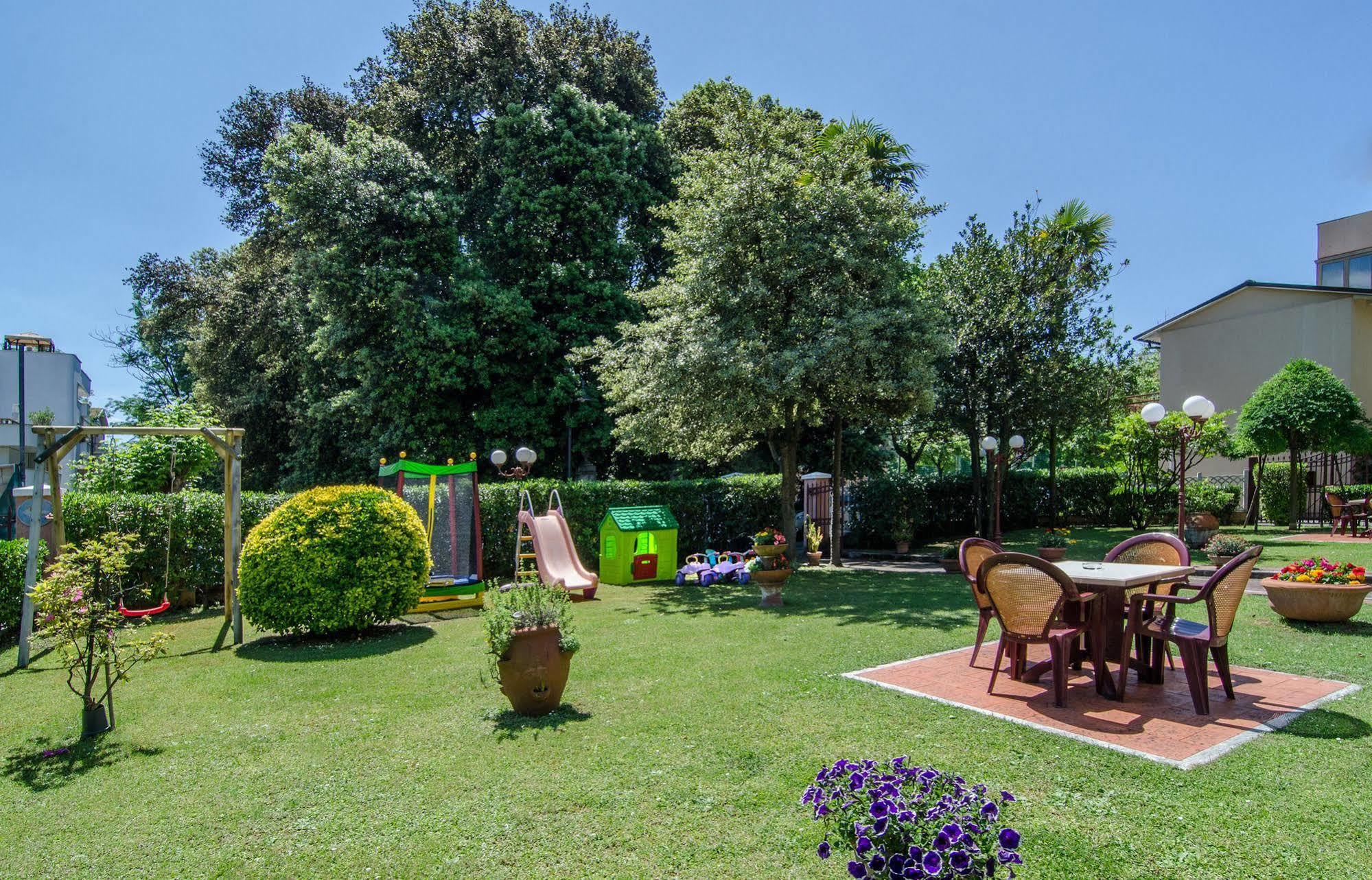 Hotel Gabrini Marina di Massa Εξωτερικό φωτογραφία